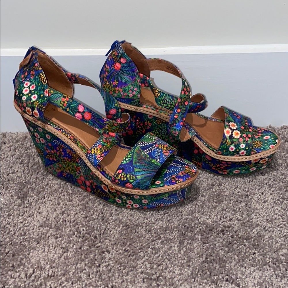 Floral printed wedges